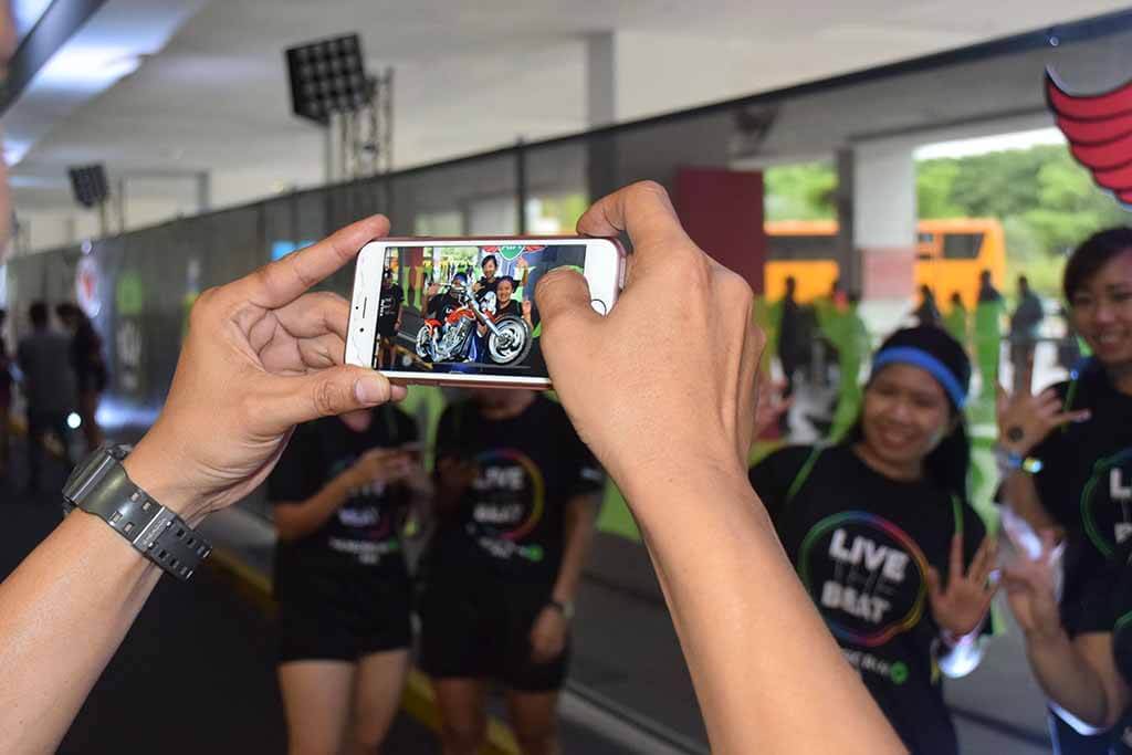 A group of friends posing for a picture at one of the AR-applied zones at AIA The Music Run